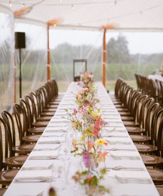 Een prachtige gedekte tafel met bloemvaasjes