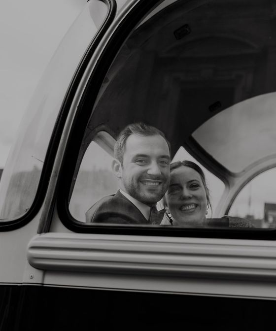 Oude bus als huwelijkstransport