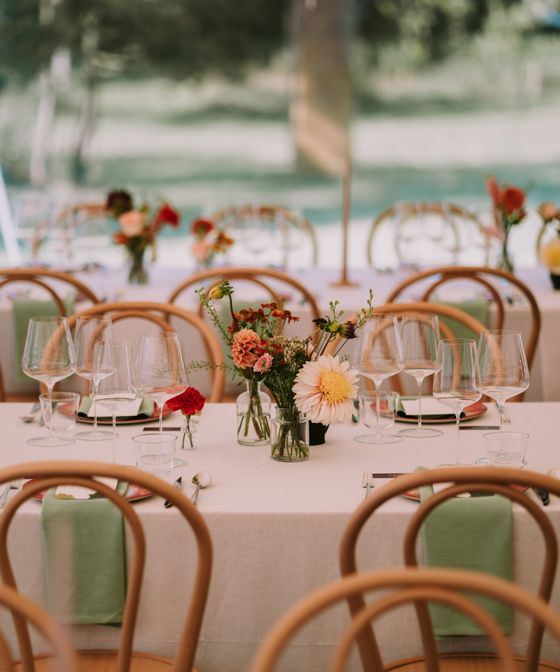Prachtige gedekte tafels met bloemen en vrolijke kleuren