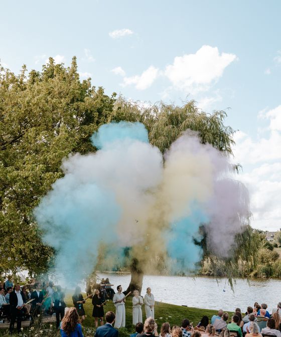 High-end wedding met kleurbommen