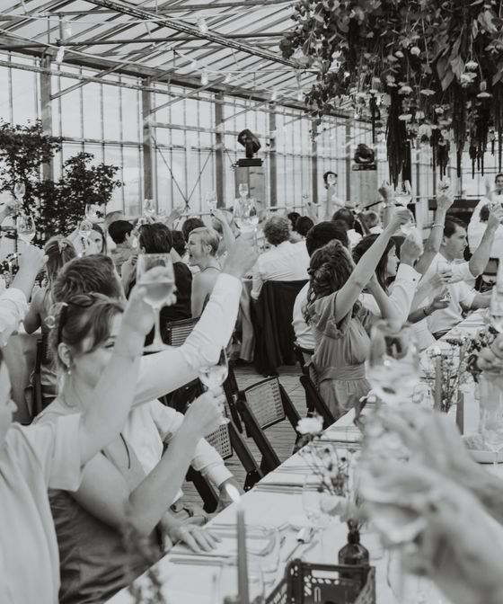 Table stories tovert een huwelijksfeest in een serre